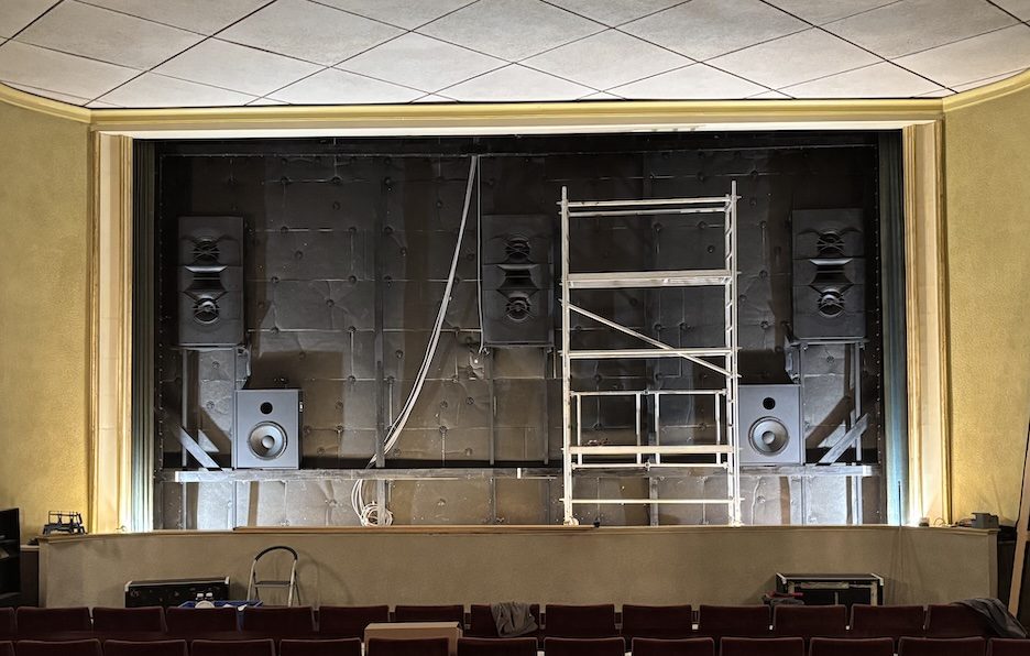 Zwischenstand zur Modernisierung: Lautsprecher und Akustik-Dämmung sind angebracht Zwischenstand zur Modernisierung: Lautsprecher und Akustik-Dämmung sind angebracht